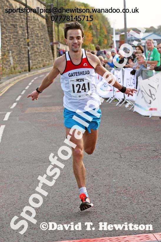 Conrad Franks wins the Morpeth to Newcastle Marathon. Photo: David T. Hewitson/Sports for All Pics